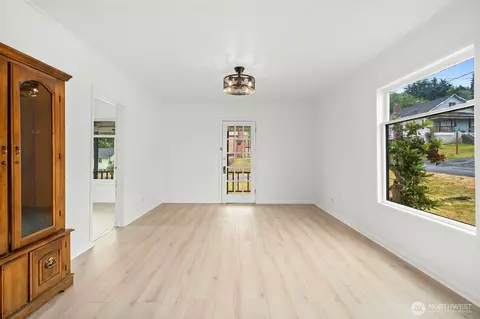 Living - 2104 Stuart St, Raymond, WA 98577 photo 3 of 5
