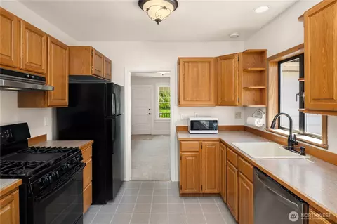 Kitchen - 32112 E Bird St, Carnation, WA 98014 photo 2 of 3