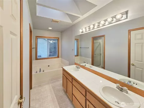 Bath - 18015 27th Dr SE, Bothell, WA 98012 photo 2 of 4