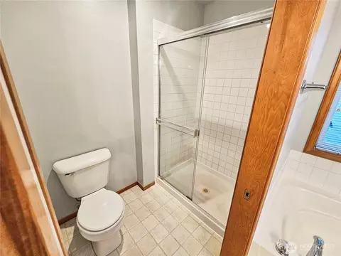 Bath - 18015 27th Dr SE, Bothell, WA 98012 photo 3 of 4