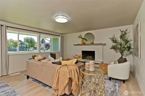 Living - 1136 Harding, Enumclaw, WA 98022 photo 2 of 2