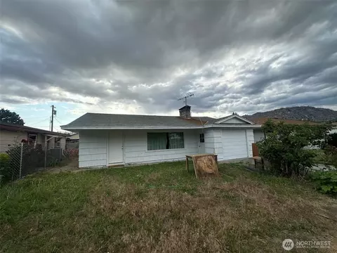 607 1st St, Brewster, WA 98812