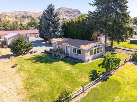 804 E Wapato Ave, Chelan, WA 98816