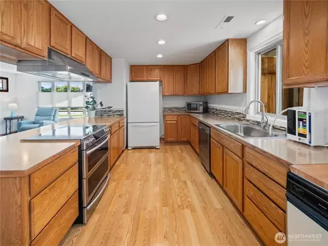 Kitchen - 2901 Sun Mountain Dr, Enumclaw, WA 98022 photo 2 of 2