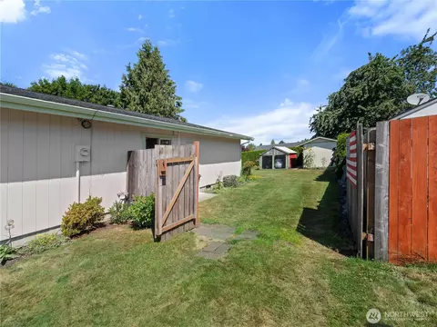 Exterior - 2901 Sun Mountain Dr, Enumclaw, WA 98022 photo 2 of 8