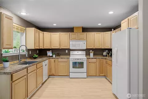 Kitchen - 19221 Patterson Rd E, Orting, WA 98360 photo 2 of 3
