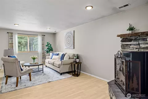 Living - 19221 Patterson Rd E, Orting, WA 98360 photo 2 of 3