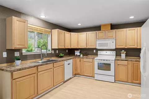Kitchen - 19221 Patterson Rd E, Orting, WA 98360 photo 1 of 3
