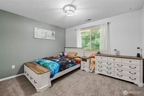 Bedroom - 19221 Patterson Rd E, Orting, WA 98360 photo 2 of 4