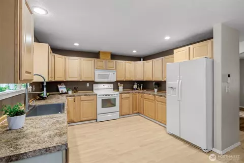 Kitchen - 19221 Patterson Rd E, Orting, WA 98360 photo 3 of 3