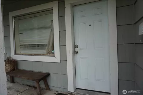 Entry Way - 1023 E St, Centralia, WA 98531 photo 2 of 3