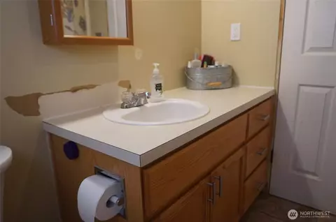 Bath - 1023 E St, Centralia, WA 98531 photo 1 of 3