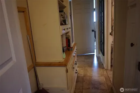 Entry Way - 1023 E St, Centralia, WA 98531 photo 3 of 3