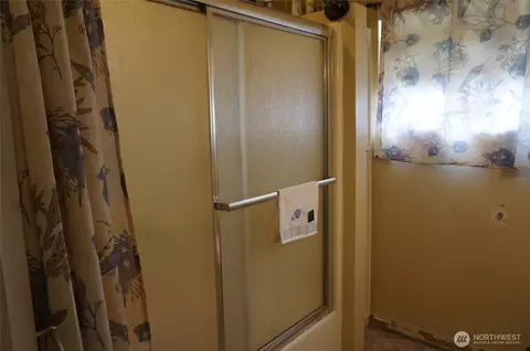 Bath - 1023 E St, Centralia, WA 98531 photo 2 of 3