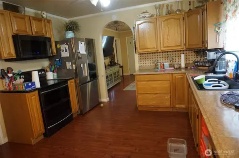 Kitchen - 1023 E St, Centralia, WA 98531 photo 2 of 3
