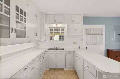 Kitchen - 802 May St, Raymond, WA 98577 photo 2 of 3