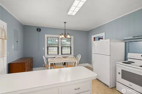 Kitchen - 802 May St, Raymond, WA 98577 photo 3 of 3