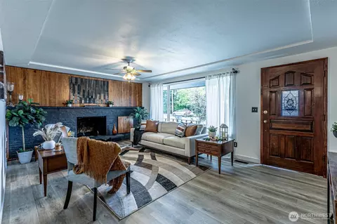 Living - 1516 Maple St, Sumner, WA 98390 photo 1 of 4