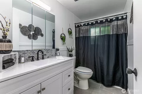 Bath - 1516 Maple St, Sumner, WA 98390 photo 1 of 1