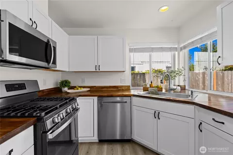 Kitchen - 418 Corrin Ave NW, Orting, WA 98360 photo 2 of 2