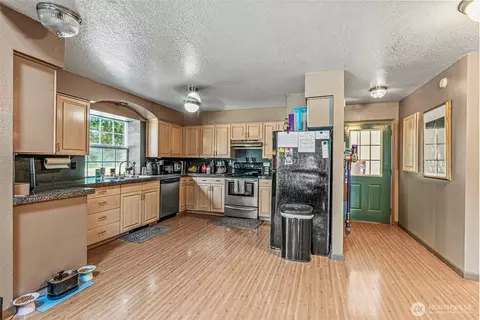 Kitchen - 871 8th Ave, Longview, WA 98632 photo 1 of 4