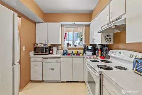 Kitchen - 871 8th Ave, Longview, WA 98632 photo 2 of 4