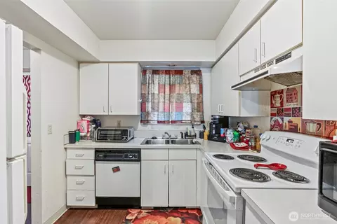 Kitchen - 871 8th Ave, Longview, WA 98632 photo 3 of 4