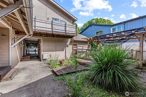 Exterior - 871 8th Ave, Longview, WA 98632 photo 2 of 2
