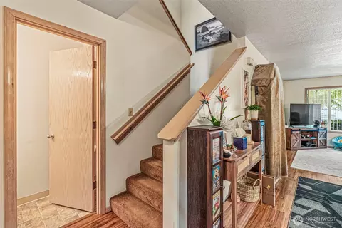 Entry Way - 871 8th Ave, Longview, WA 98632 photo 1 of 2