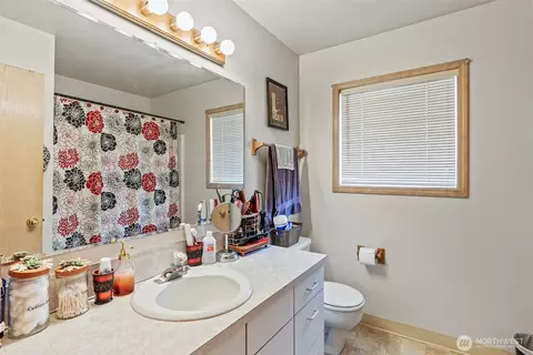 Bath - 871 8th Ave, Longview, WA 98632 photo 1 of 1