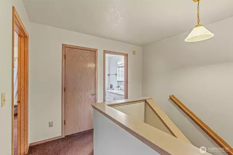 Entry Way - 871 8th Ave, Longview, WA 98632 photo 2 of 2
