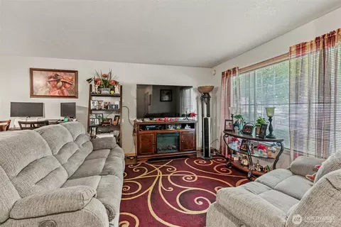 Living - 871 8th Ave, Longview, WA 98632 photo 3 of 3