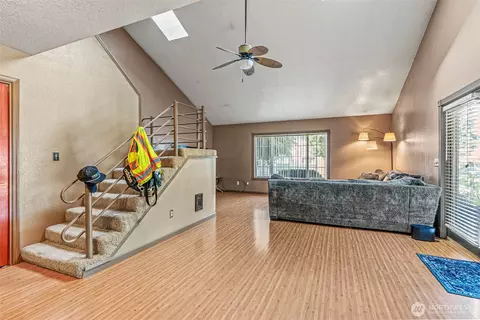 Living - 871 8th Ave, Longview, WA 98632 photo 1 of 3