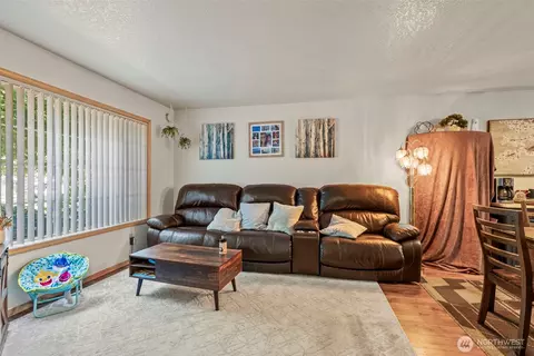 Living - 871 8th Ave, Longview, WA 98632 photo 2 of 3