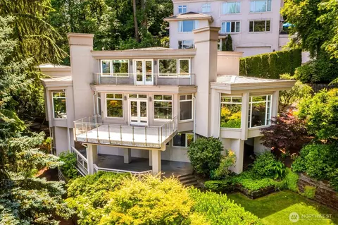 3930 95 Ct SE, Mercer Island, WA 98040