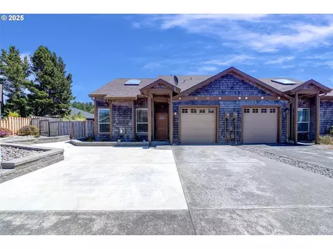 126 28th St NW, Long Beach, WA 98631