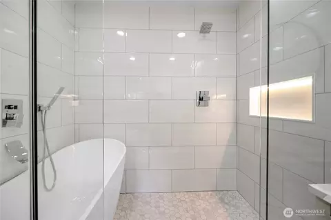 Bath - 406 Center Pl, Everett, WA 98203 photo 1 of 4