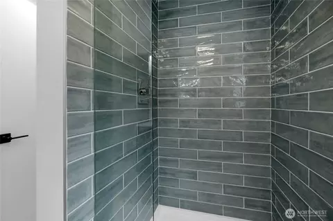 Bath - 406 Center Pl, Everett, WA 98203 photo 3 of 4