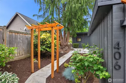 Exterior - 406 Center Pl, Everett, WA 98203 photo 2 of 5
