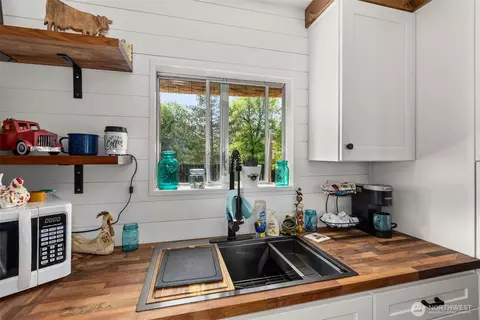 Kitchen - 174 Skinner Rd, Chehalis, WA 98532 photo 2 of 2