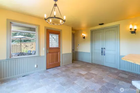 Entry Way - 822 E Oak St, Sequim, WA 98382 photo 3 of 4