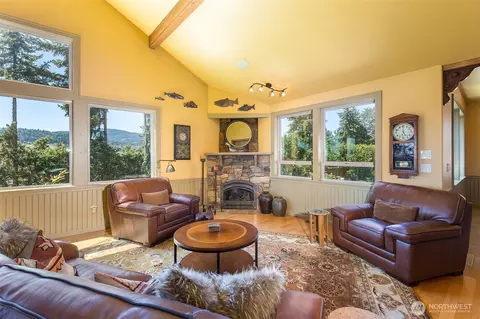 Living - 822 E Oak St, Sequim, WA 98382 photo 2 of 5