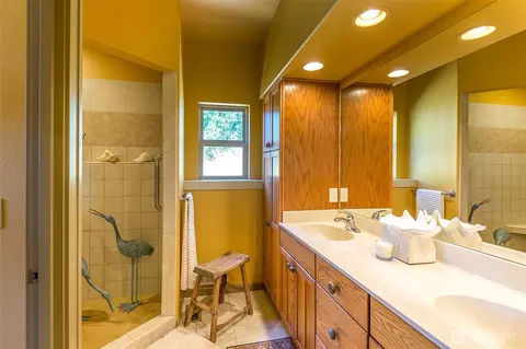 Bath - 822 E Oak St, Sequim, WA 98382 photo 1 of 5