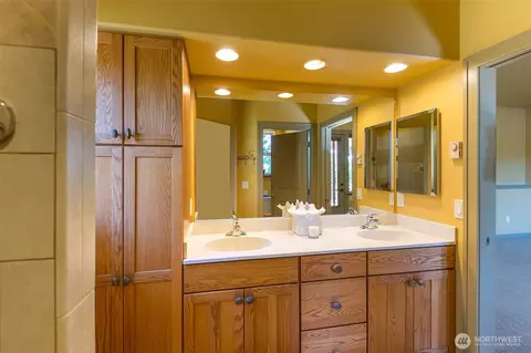 Bath - 822 E Oak St, Sequim, WA 98382 photo 3 of 5