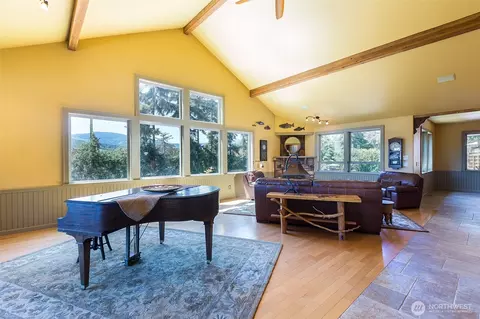 Living - 822 E Oak St, Sequim, WA 98382 photo 1 of 5