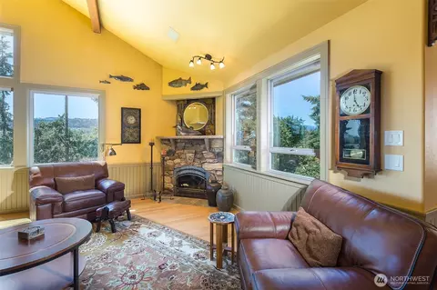 Living - 822 E Oak St, Sequim, WA 98382 photo 4 of 5