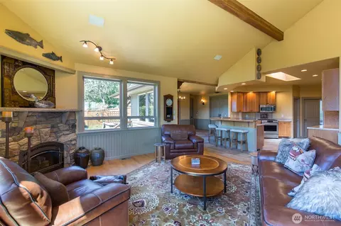 Living - 822 E Oak St, Sequim, WA 98382 photo 3 of 5