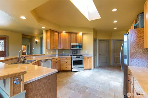 Kitchen - 822 E Oak St, Sequim, WA 98382 photo 2 of 3