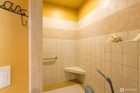 Bath - 822 E Oak St, Sequim, WA 98382 photo 2 of 5