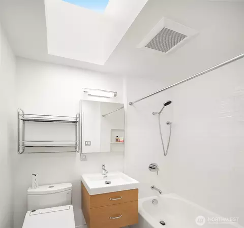 404 E Harrison St #301, Seattle, WA 98102 photo 15